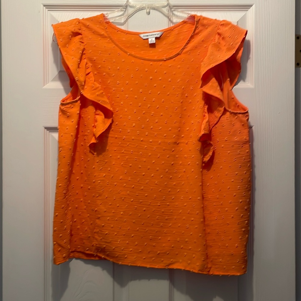 So cute orange top!